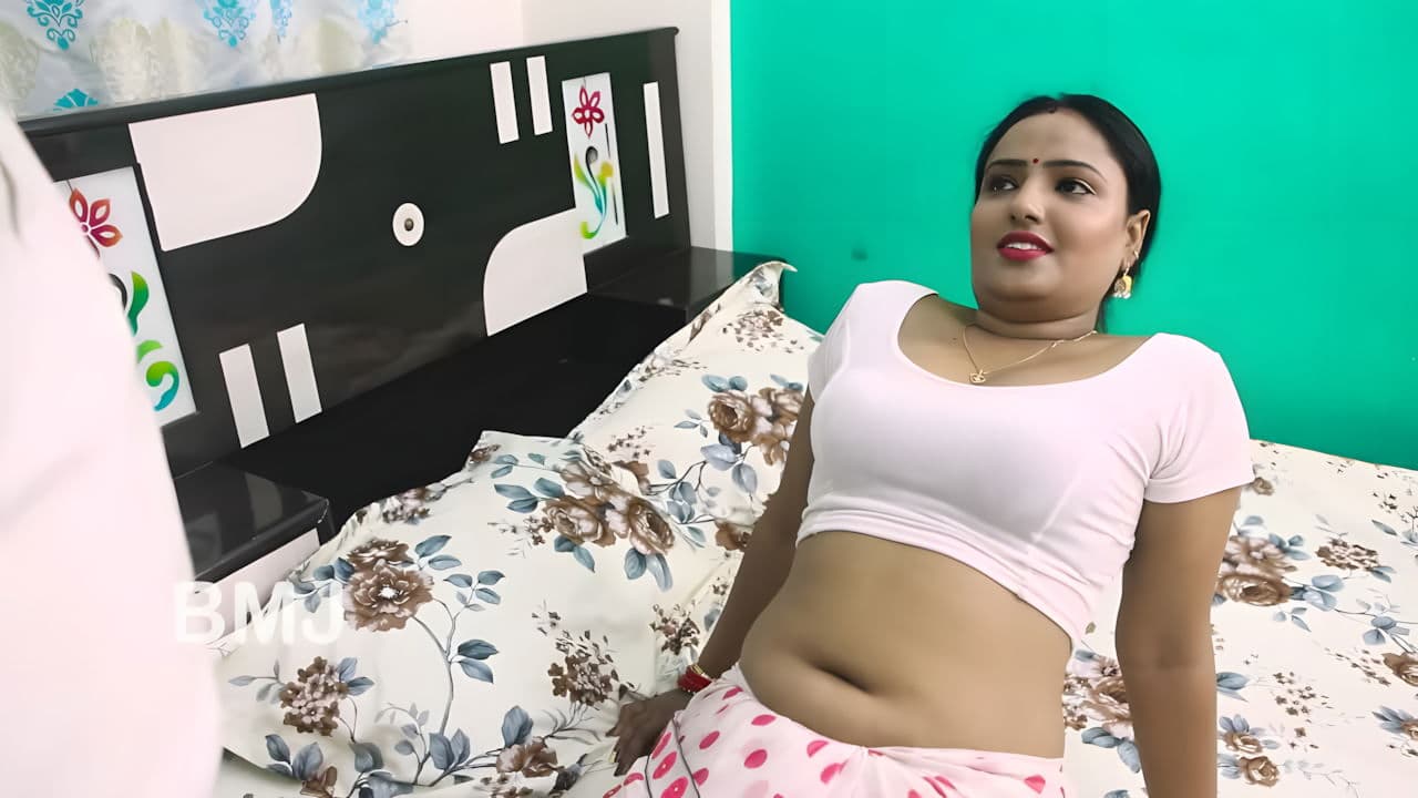 Horny booby bhabhi Shyna Khatri seducing loan officer showing cleavage and navel