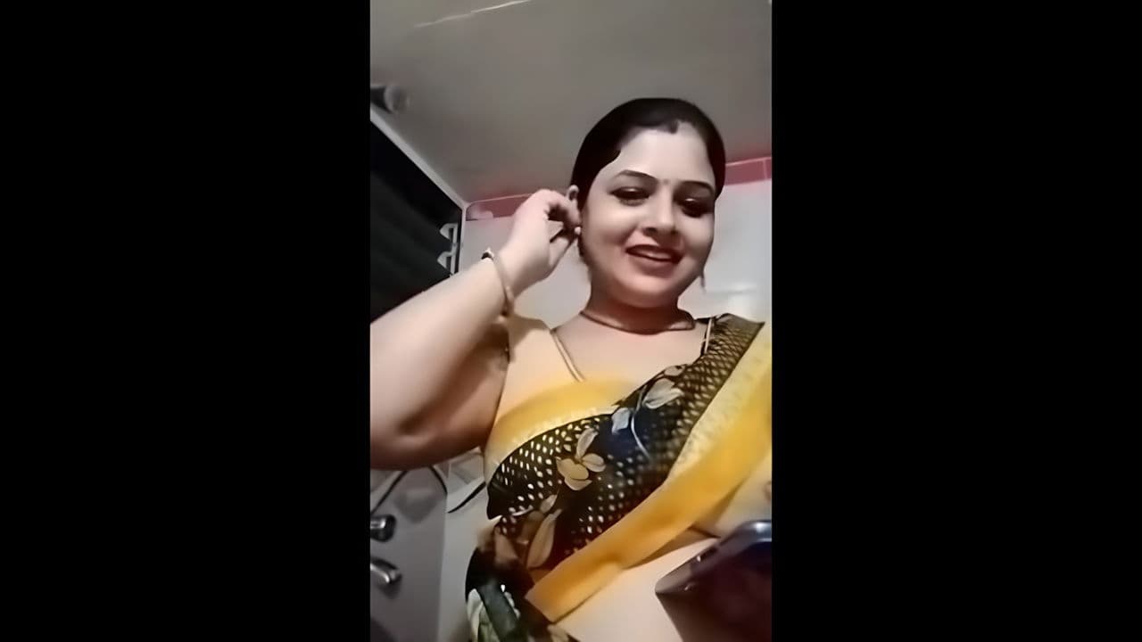 desi hot aunty showing her big boobs and wet pussy