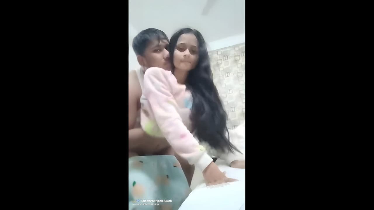 Desi cute girl fucked hard moaning hard standing fuck with clear audio