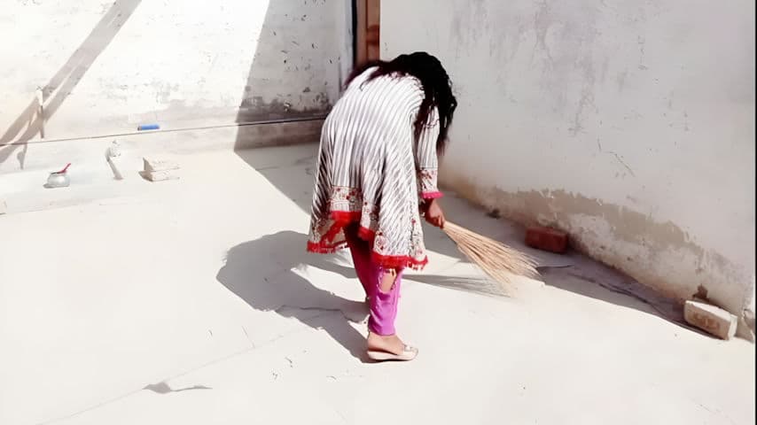 Painfull sex with Kam wali Bai ko choda aur oski phudi ma lun Dala aur ose lun choswaya bahot Maza Aya aur osko Gand phar di