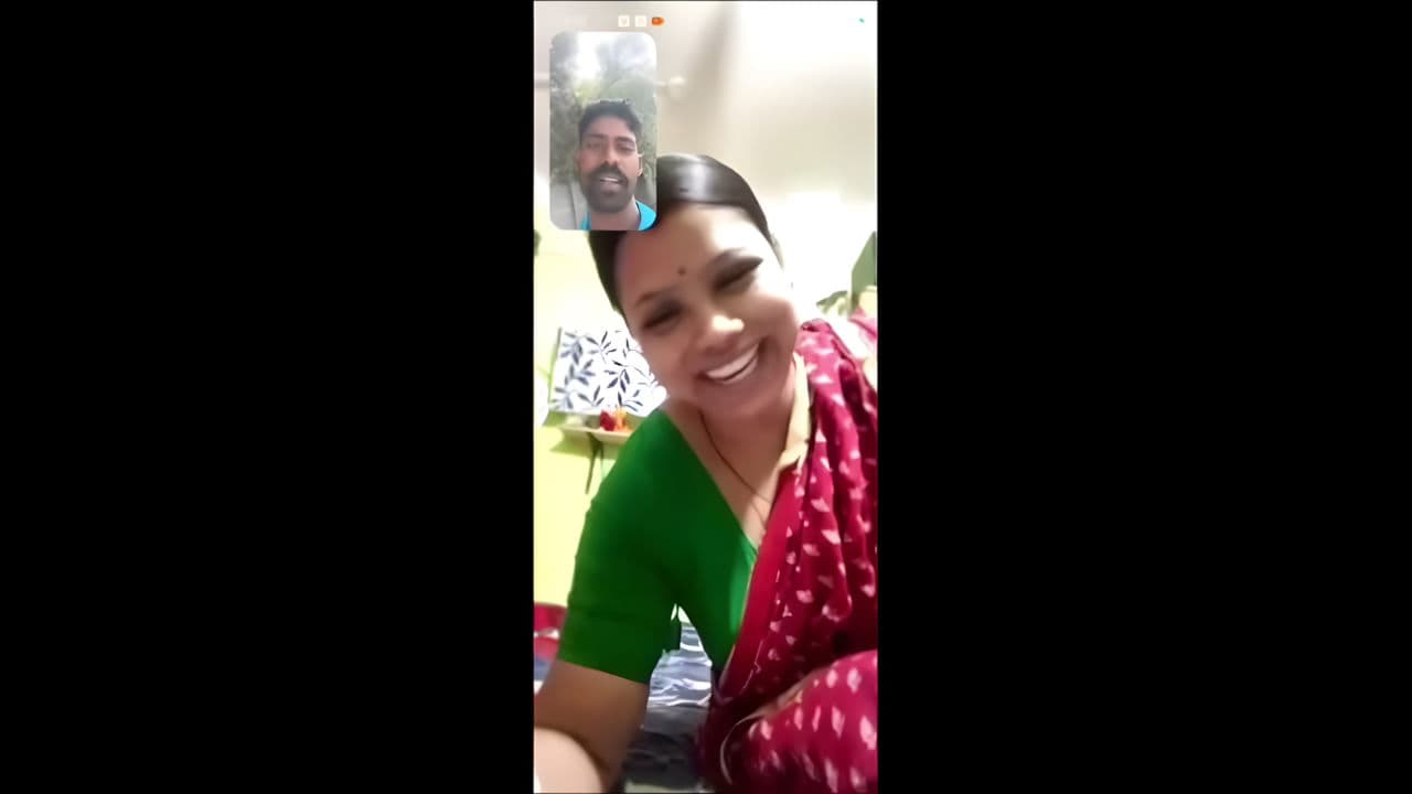 Desi village bhabhi showing to lover