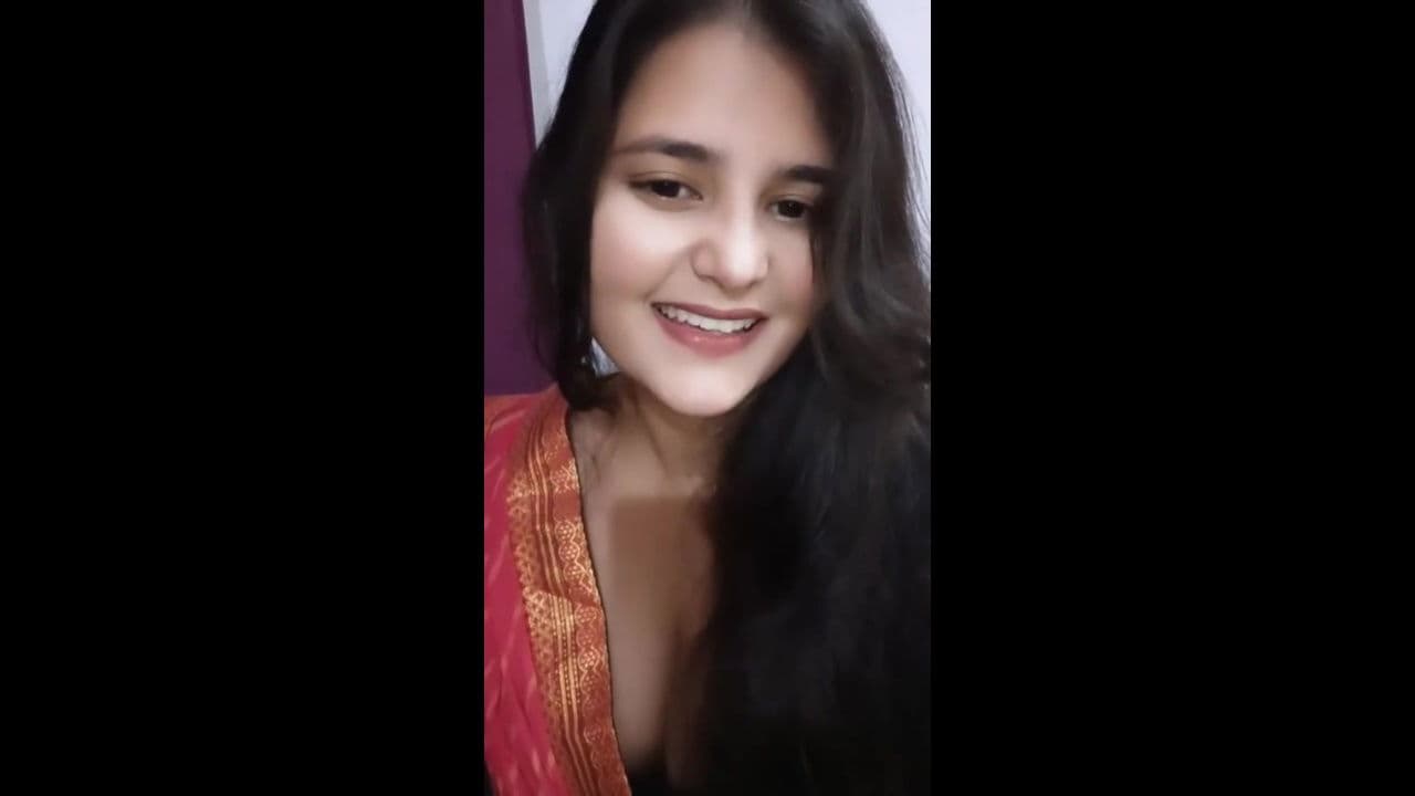 Desi Girl Showing Her Sexy Assets