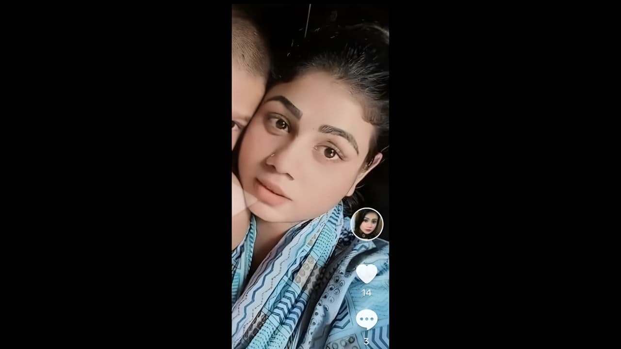 Hot GF Showing Body To Lover