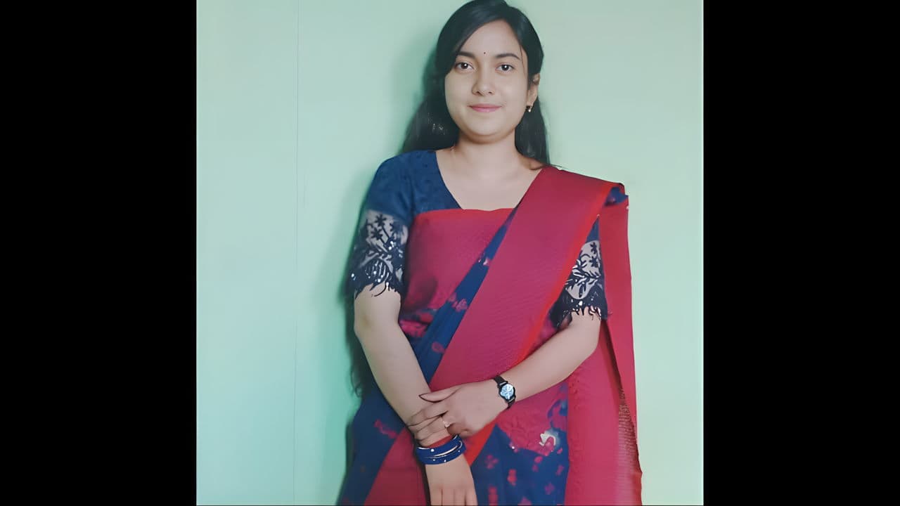 Bengali GF Flaunts Her Beautiful Hairy Pussy