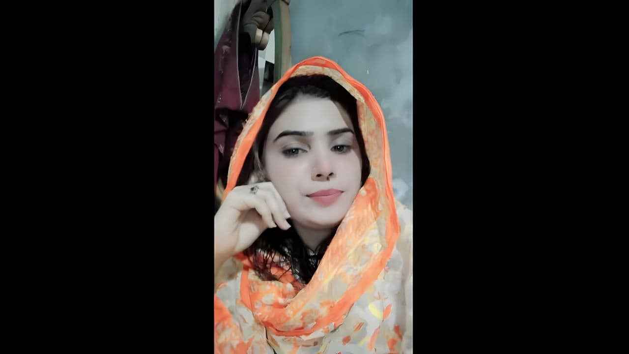 Hot Pakistani Maal Teasing Her Body