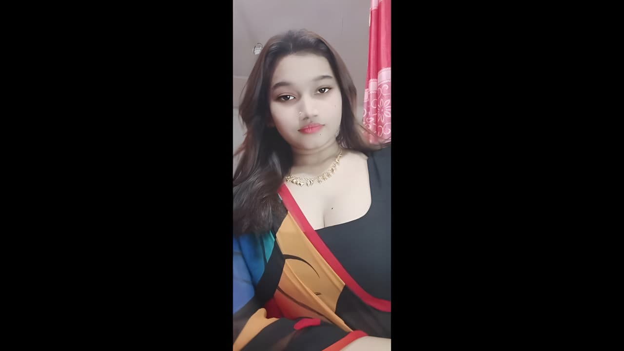 Beautiful Sexy Maal Shows Her Big Boobs