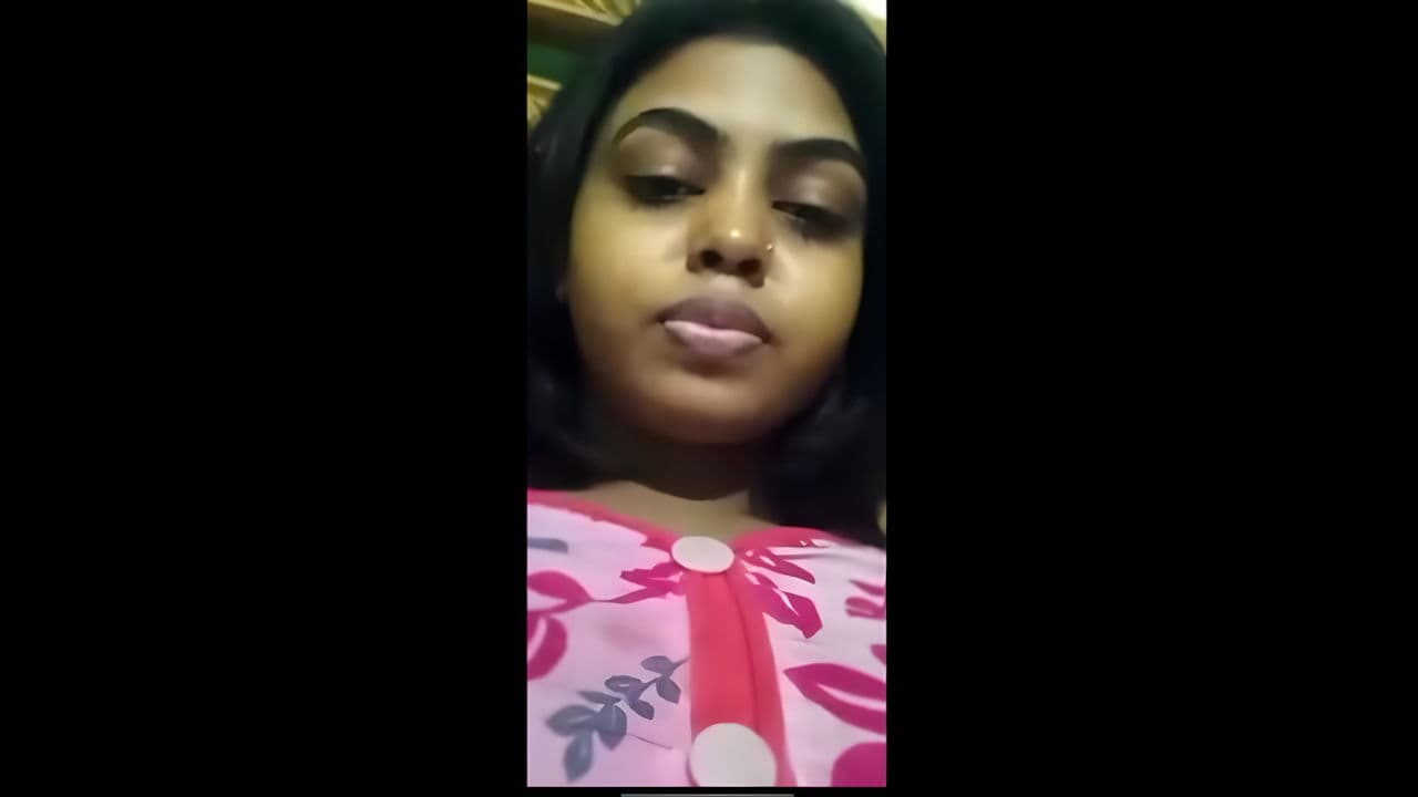 Sexy GF Showing Boobs and Wet Pussy