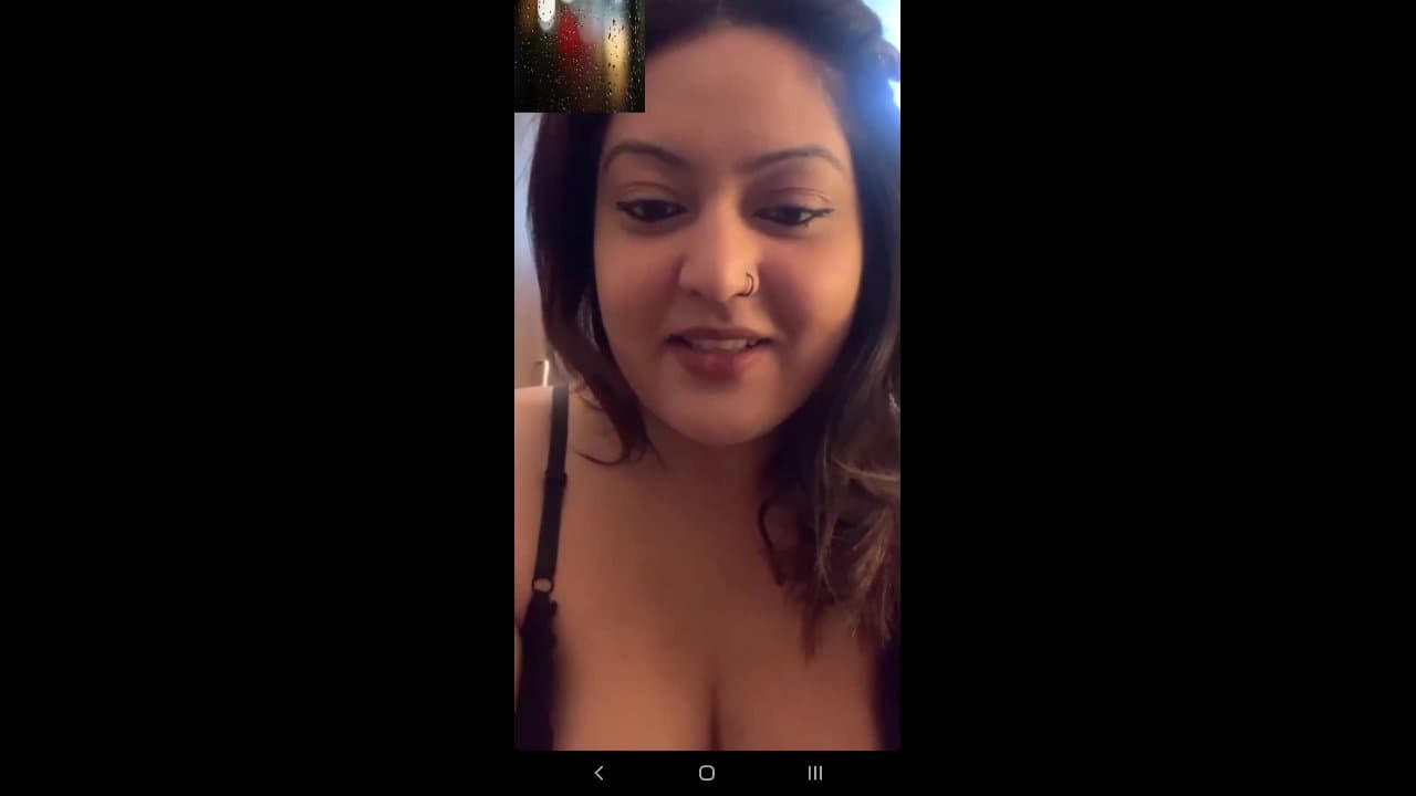 Vadodara Office Boss Wife Showing Big Boobs