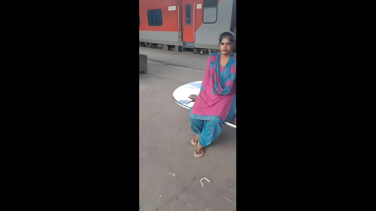 Bhabhi Fingering in Metro Toilet
