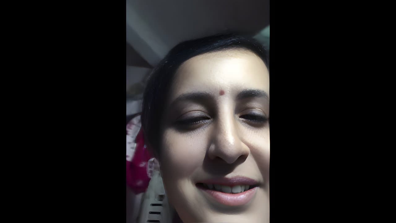Shy Bhabhi Showing Nudes