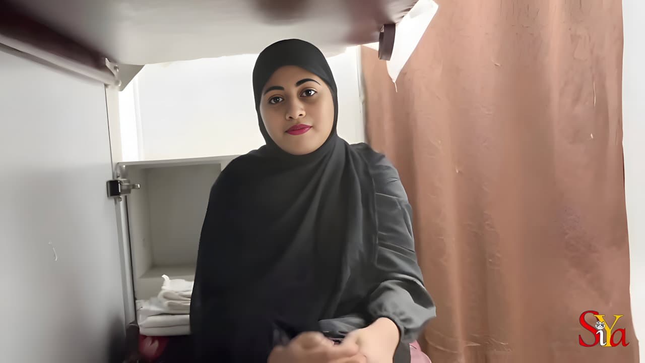 Indian Muslim Bhabhi Sex in Train