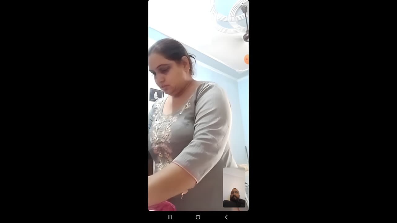 Bhabhi Flashing Boobs
