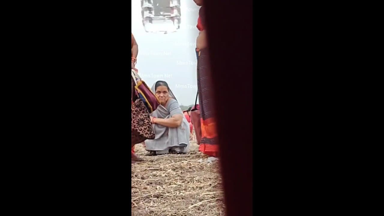 Desi Mela Pissing Caught