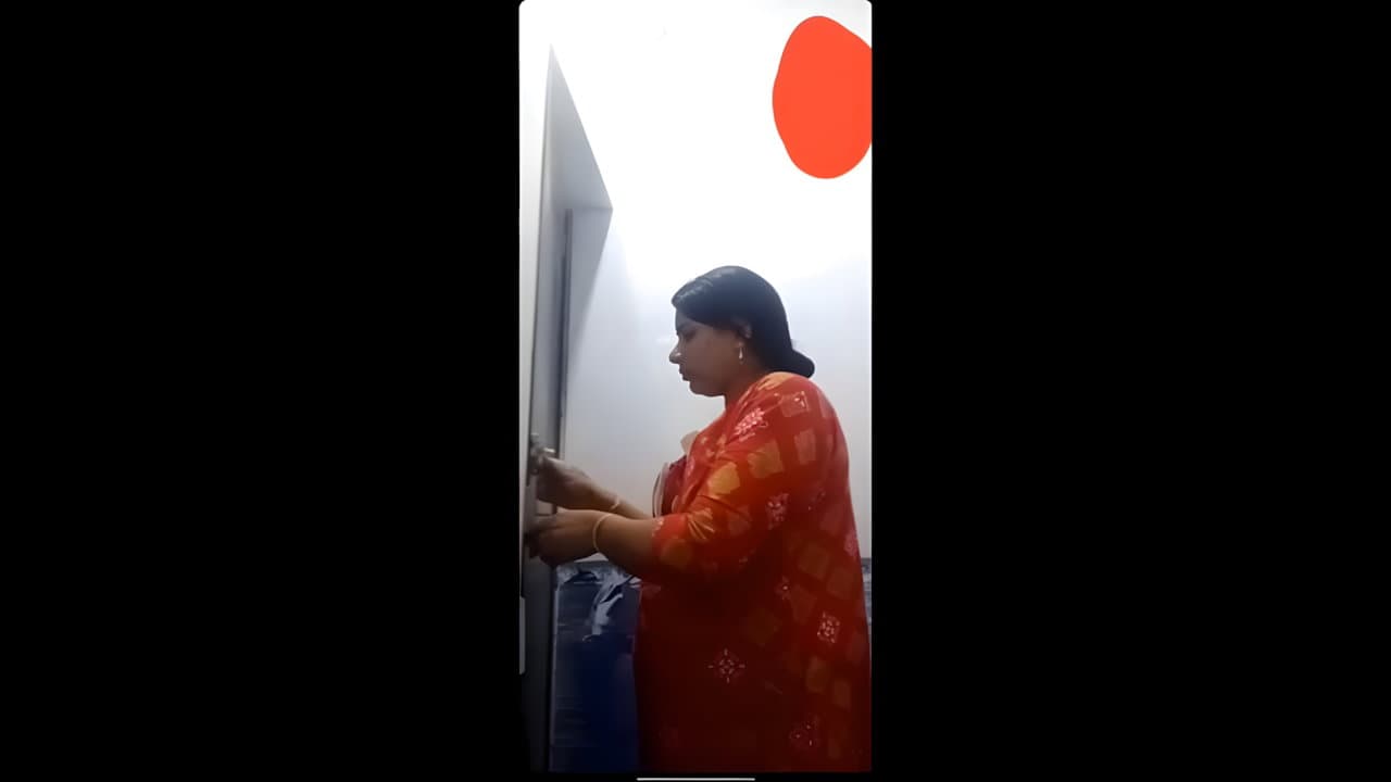 Bhabhi Showing To Lover