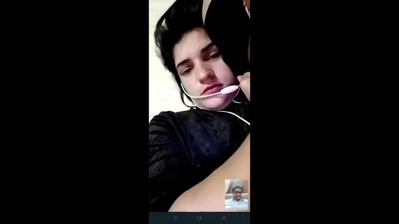 Horny Muslim Aunty Showing Boobs On Call