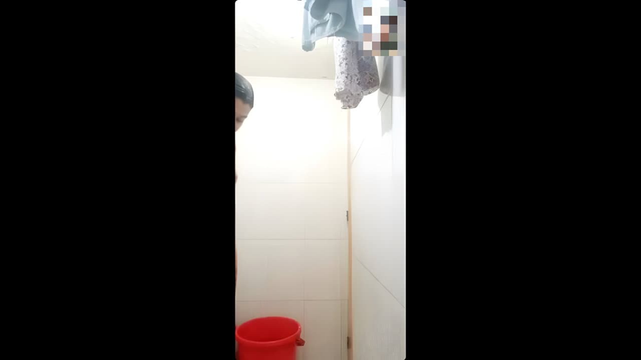 Cheating Babe Fingers Her Soaked Cunt Live on Video Call