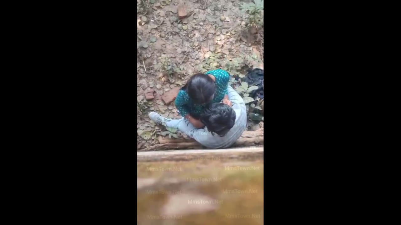 Secret Outdoor Tamil Lover Gets Wild in Public
