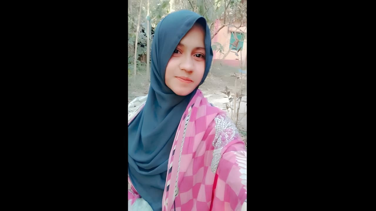 Hijabi Girlfriend Shows Asshole and Fingers Deep