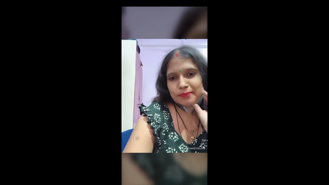Indian Aunty Simran Bhabhi Sensual Boobs Show
